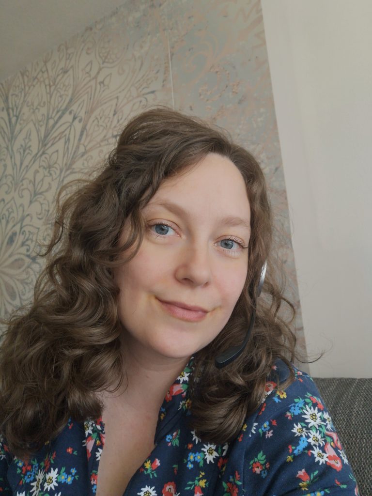 Susanne Zettel, Expertin für Schlafcoaching, lächelt freundlich in die Kamera.